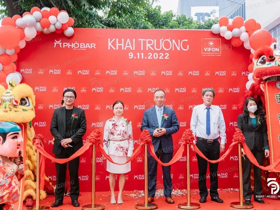 Lễ khai trương Phở Bar với múa lân và cắt băng khánh thành