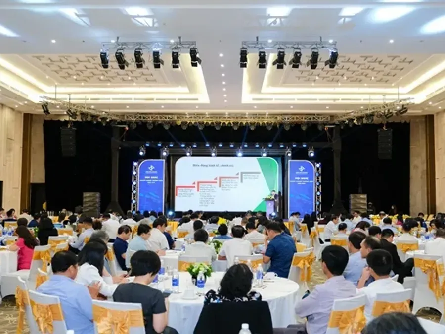 Hội thảo doanh nghiệp trong hội trường lớn