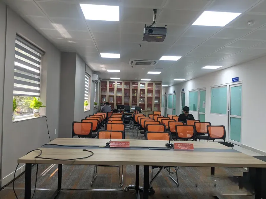 Phòng hội thảo được set-up sẵn máy chiếu, bảng tên và ghế đại biểu