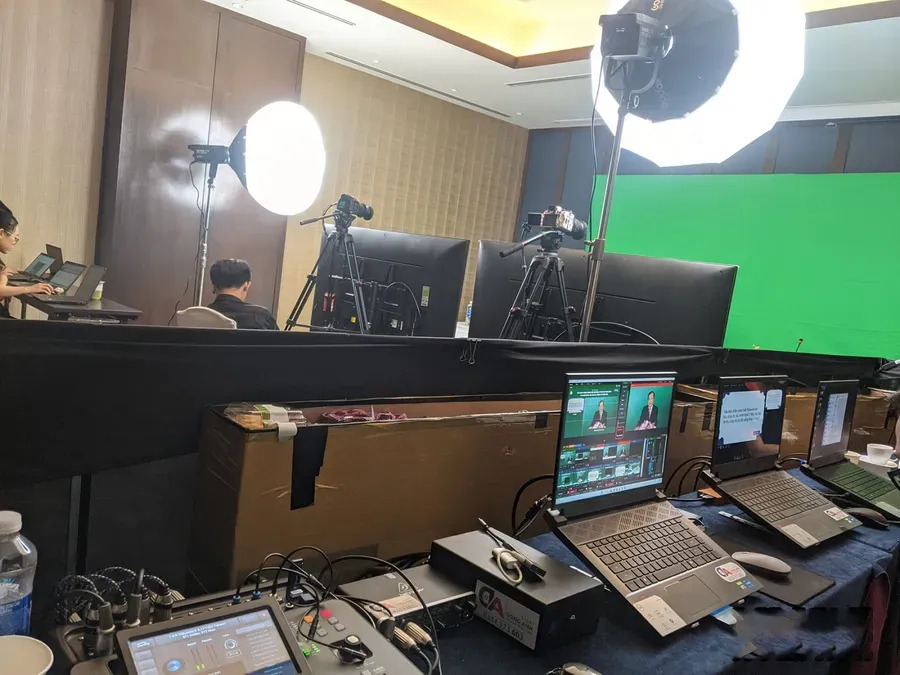 Ê-kíp ghi hình và livestream với phông xanh, máy quay, bàn kỹ thuật