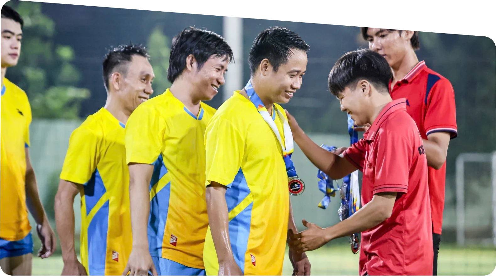 Các thành viên đội bóng MIMA nhận huy chương sau trận đấu