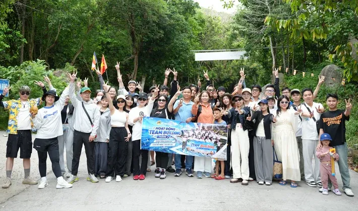 Đội ngũ MIMA Digi giơ tay chào trong chuyến team building giữa rừng cây
