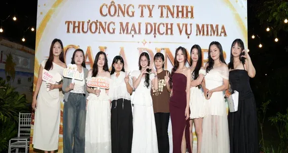 Các thành viên nữ của MIMA chụp ảnh trước sân khấu tiệc Gala Dinner