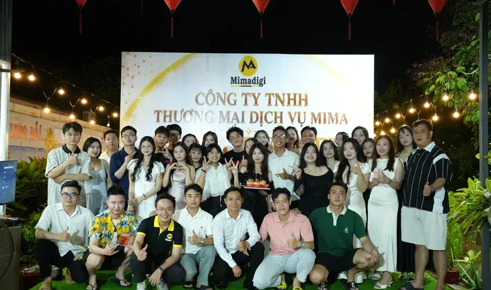 Tiệc Gala Dinner buổi tối của công ty dưới dàn đèn lồng, cả công ty quây quanh sân khấu