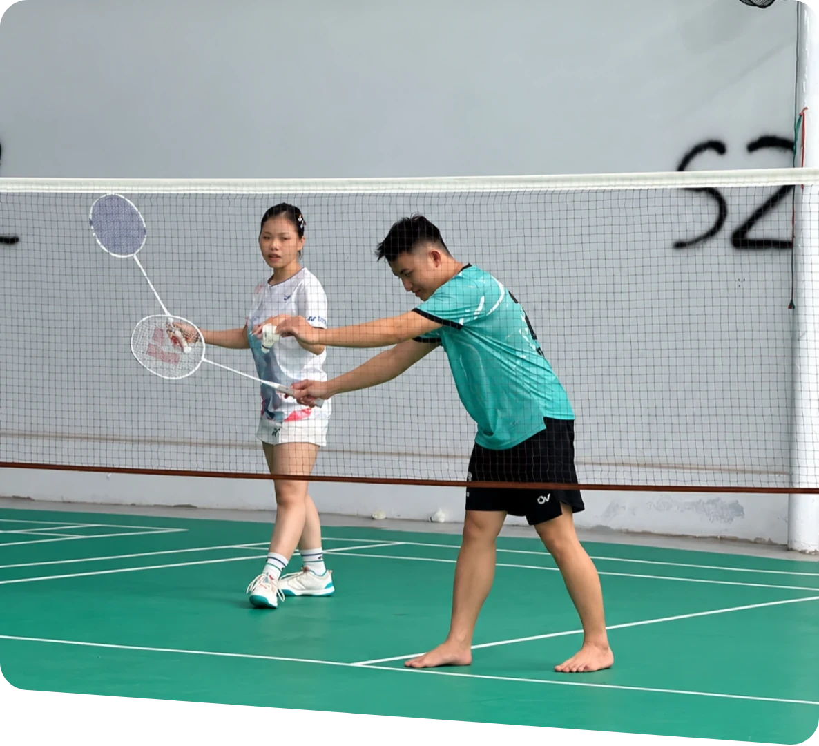 Thành viên MIMA hướng dẫn đồng nghiệp cách cầm vợt cầu lông