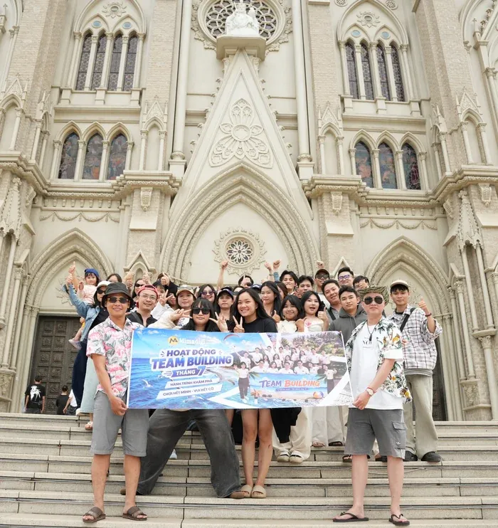 Đội ngũ MIMA Digi trong chuyến team building trước nhà thờ Núi