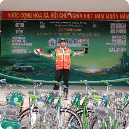 A MIMA team member on stage at the “Back to school together” program
