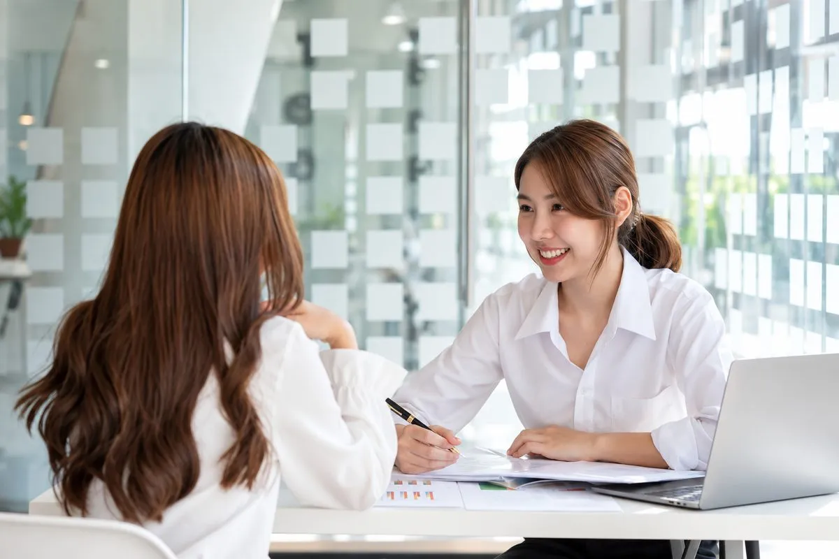 Chuyên viên MIMA trao đổi với khách hàng về yêu cầu website