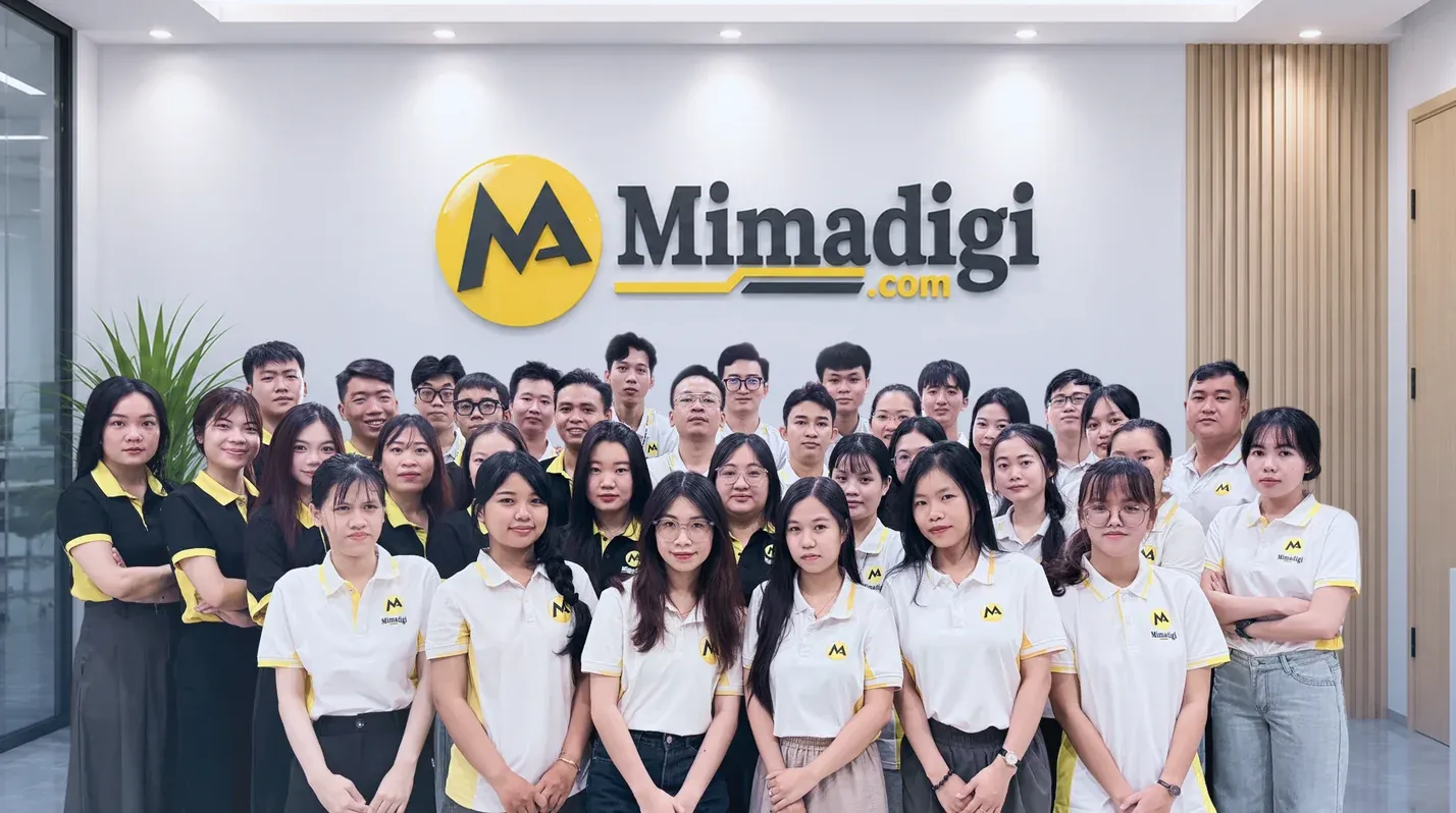 Toàn bộ đội ngũ MIMA Digi chụp trước bảng hiệu Mimadigi tại văn phòng công ty